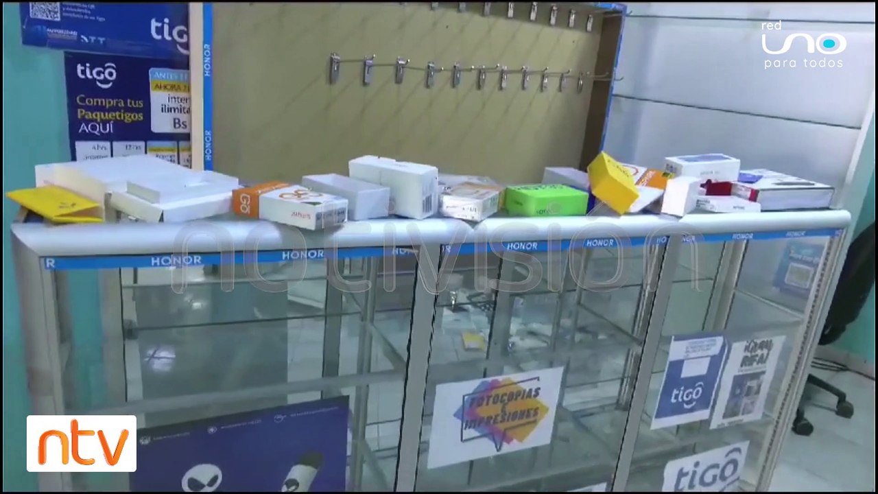 Captan a delincuentes robando en una tienda de...