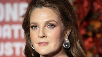 下载视频: Drew Barrymore Defends Talk Show Return Amid Strikes in a Tearful Video | THR News Video