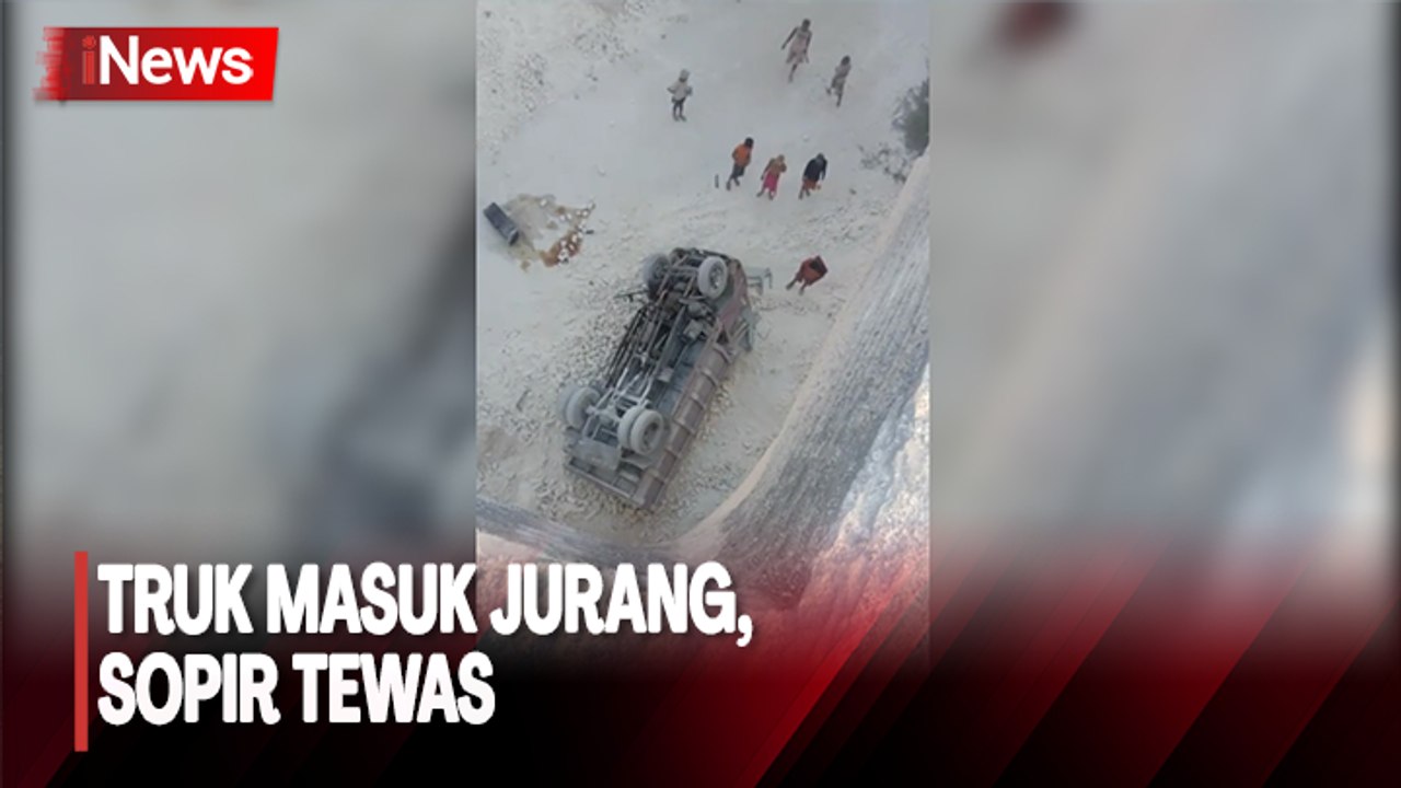 Diduga Tak Kuat Menanjak, Truk Angkut Batu Bata Terjun ke Jurang di Pamekasan