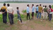 नरसिंहपुर: नदी में नहाते वक्त युवक डूबा, किया जा रहा रेस्क्यू