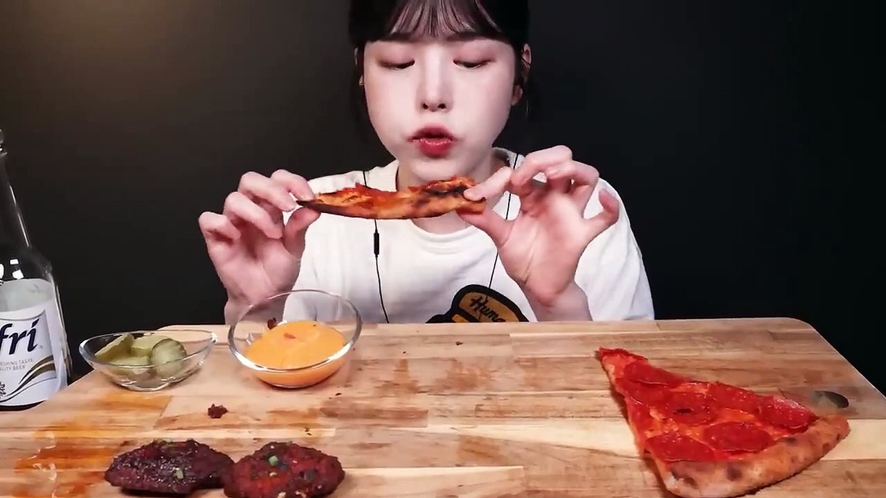 SUB)Gordon_Ramsay_Pepperoni_Pizza_dan_Buffalo_Wings_Chicken_Mukbang