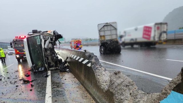 남해고속도로서 화물차가 중앙분리대 들이받아...1명 경상 / YTN