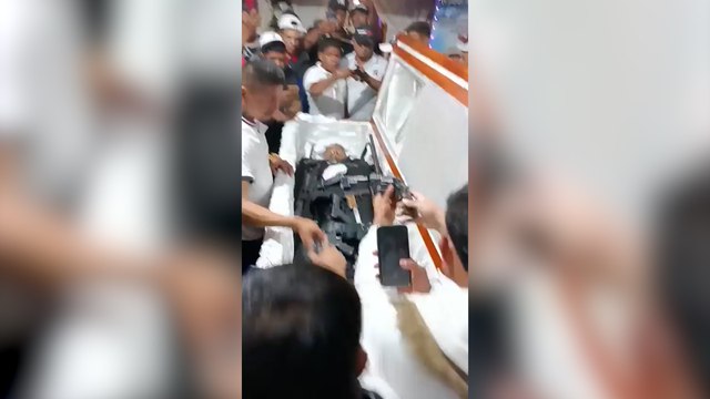 Ekvador'da suikast sonucunu hayatını kaybeden uyuşturucu çetesi lideri, silahlarıyla birlikte gömüldü: Öteki dünyada da düşmanları olabilir