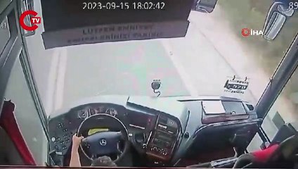 Yolcu otobüsü ile otomobil kafa kafaya çarpıştı!