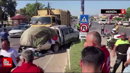 Mersin'de çöp kamyonu, kamyonete çarptı