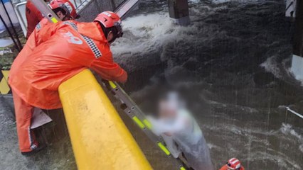 부산 온천천에 노인 고립됐다 구조 / YTN