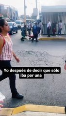 "Está que se lo lleva el diablo": Padres llevan a su hijo borracho en una carreta de carga