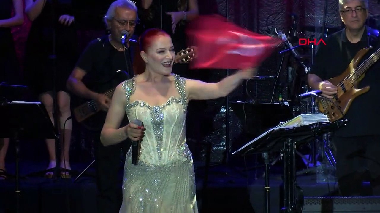 Çeşme'de Candan Erçetin Konseri