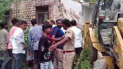 बारां: स्कूल की दीवार ढहने से एक की मौत, मौके पर जुटी भारी भीड़