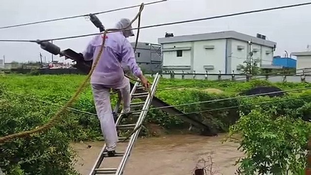 नाले में गिरा बिजली का पोल, कड़ी मशक्कत के बाद शुरू हई सप्लाई