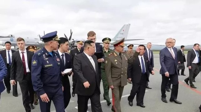 Kuzey Kore lideri Kim Jong-un, Rus bombardıman uçaklarını ve savaş gemisini inceledi