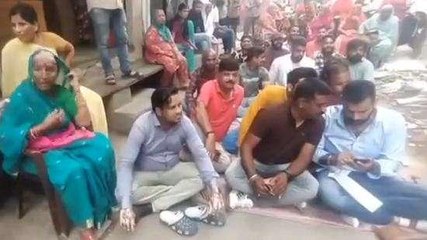 उदयपुर: निगम के अधिकारियों की लापरवाही से गाय की मौत, पार्षद के साथ लोगों ने रोड की जाम