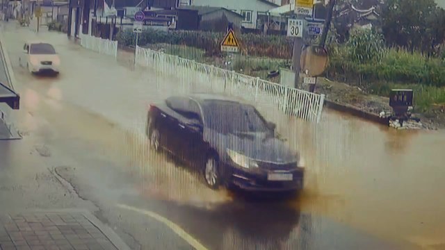 호남에 물 폭탄...보성·익산 시간당 60mm 폭우 / YTN