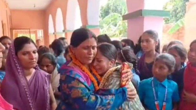 सीतामढ़ी: शिक्षिका के तबादले पर फूट-फूटकर रोने लगी छात्राएं, वीडियो वायरल