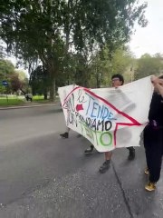 Скачать видео: Milano, il corteo contro il caro affitti. Occupato l'ex cinema Splendor