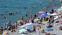 Antalya'da Tatilciler Sıcak Havayı Konyaaltı Sahili'nde Değerlendirdi