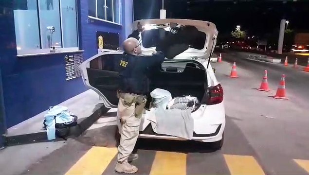 PRF apreende 54 quilos de maconha em Guaíra