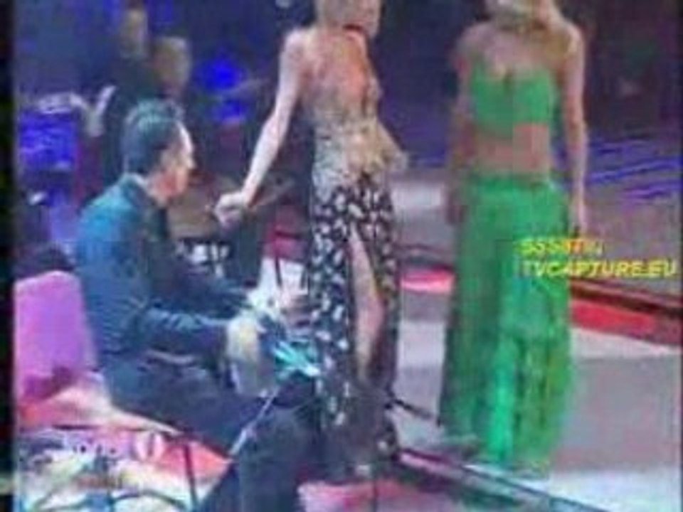 Paris Hilton et la danse orientale !!!