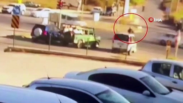 Antalya'da motosiklet ile hafif ticari araç çarpışması: Motosiklet sürücüsü ağır yaralandı