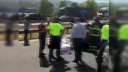 Düzce'de bariyerlere çarparak karşı şeride geçen otomobilde 4 kişi yaralandı