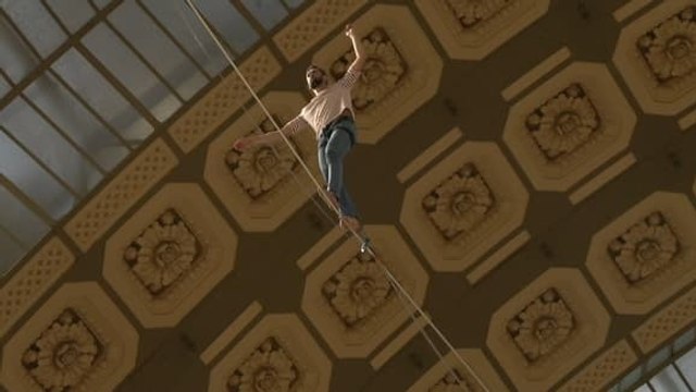 Suivez en direct le funambule Nathan Paulin qui traverse la grande nef du musée d'Orsay