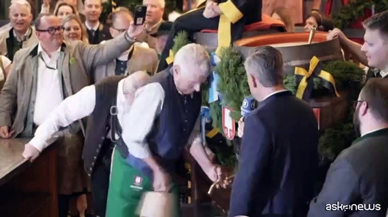 A Monaco di Baviera fiumi di birra, comincia l'Oktoberfest