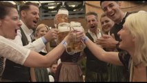 A Monaco di Baviera fiumi di birra, comincia l'Oktoberfest