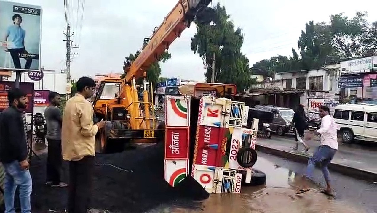 घनघोर लापरवाही: जानलेवा गड्ढे: आमजन असक्षम, सक्...