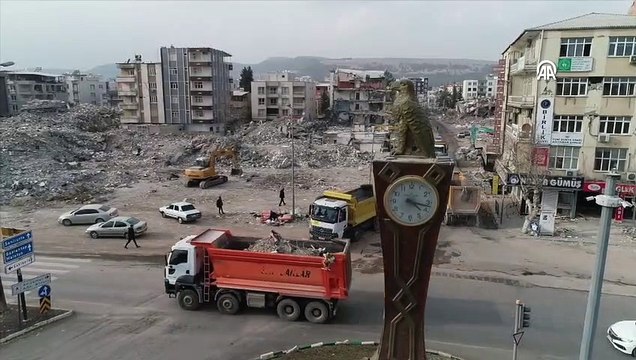 Felaket gecesinde durmuştu! 45 yıl önce şehrin kalbine yerleştirilen saatler artık hep 04.17'yi gösterecek