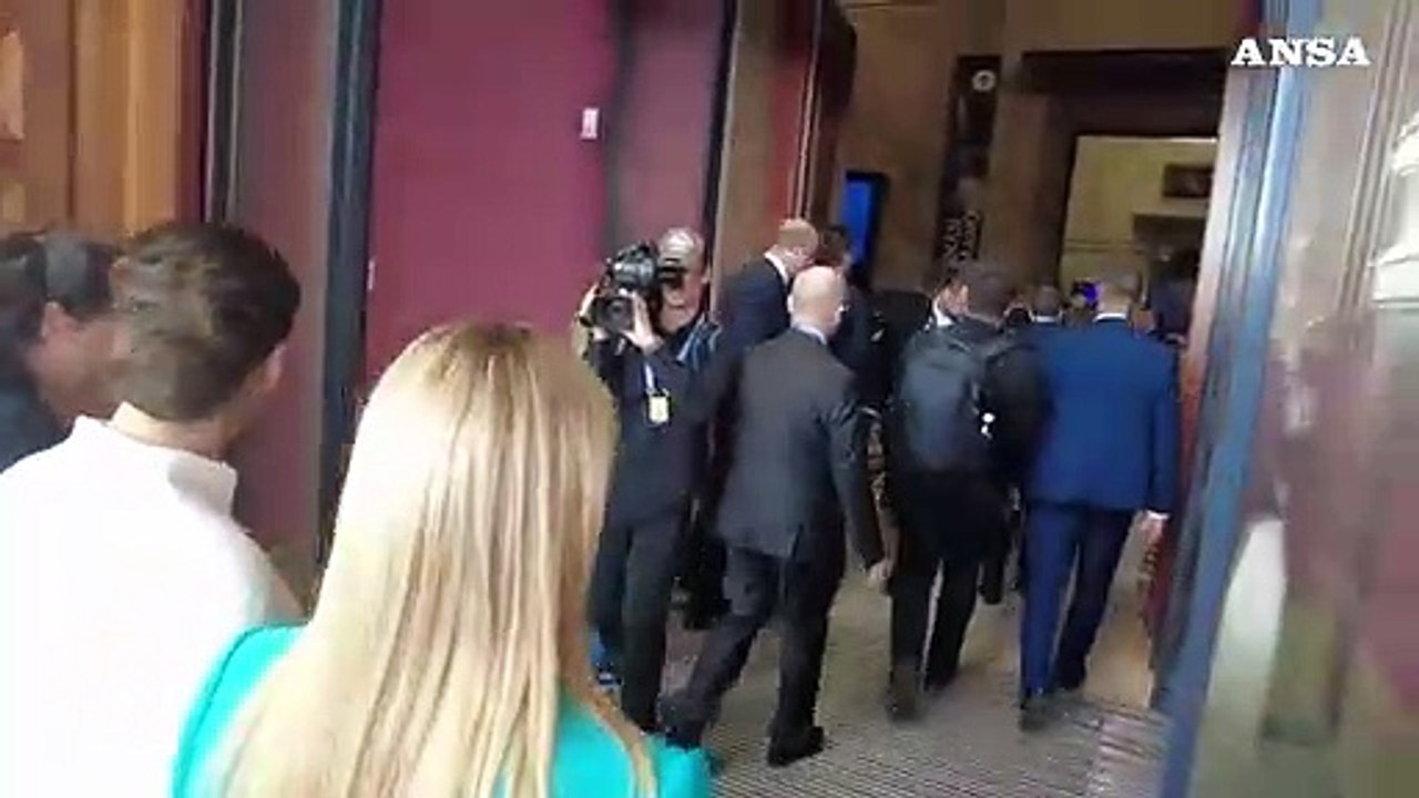 Meloni a Budapest, l'abbraccio con l'alleato Viktor Orban
