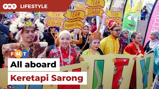 Keretapi Sarong makes a stop at Dataran Merdeka