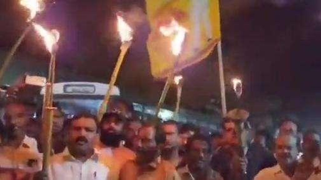 పశ్చిమ గోదావరి: చంద్రబాబు అరెస్టును వ్యతిరేకిస్తూ కాగడాలతో ర్యాలీ