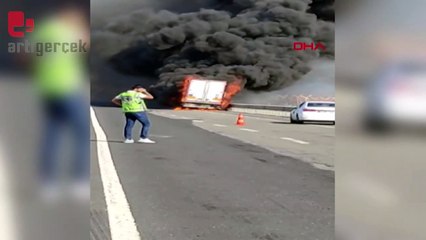 Mardin'de şekerleme yüklü tırın dorsesi yandı: Alevler gökyüzünü kapladı