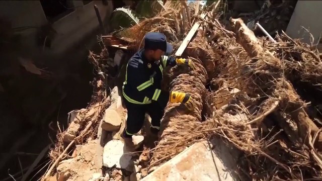 مشاهد لانتشال الجثث من تحت الأنقاض في مدينة درنة الليبية