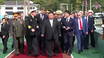 Líder norte-coreano examina mísseis com ministro da Defesa russo