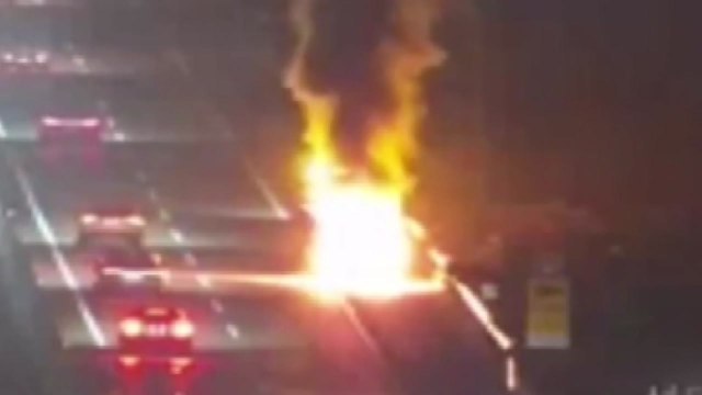 고속도로에서 승용차 견인 중 화재...다친 사람 없어 / YTN