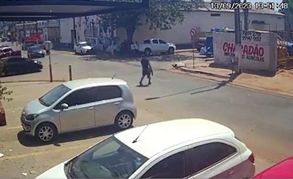 Pedestre pula e escapa por um triz de ser atropelado por carro; assista