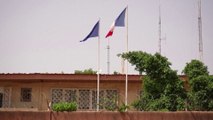 ماكرون: سلطات الانقلاب في النيجر تحتجز سفيرنا كرهينة