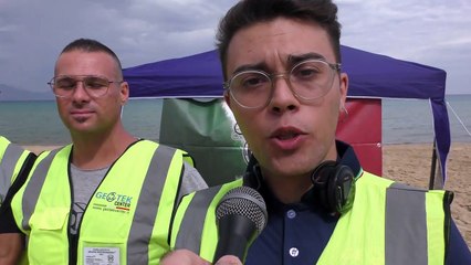 Alcamo Marina, col metal detector per raccogliere i rifiuti in spiaggia