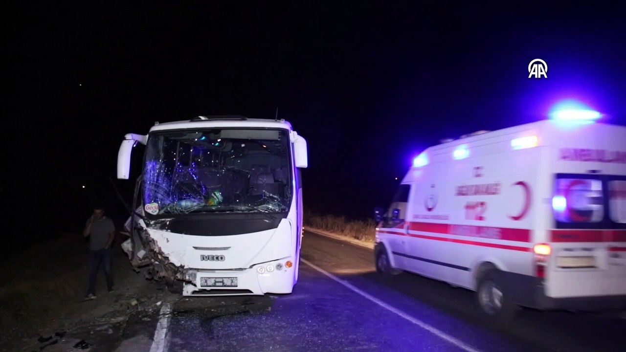 Uşak'ta midibüs ile otomobilin çarpışması sonucu 13 kişi yaralandı
