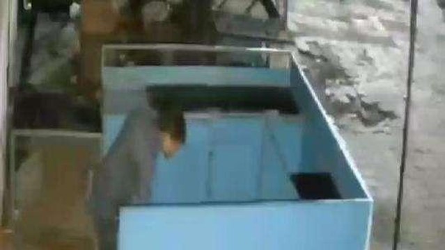 सागर: चोरी की घटना को अंजाम देते सीसीटीवी कैमरे में क़ैद हुआ चोर