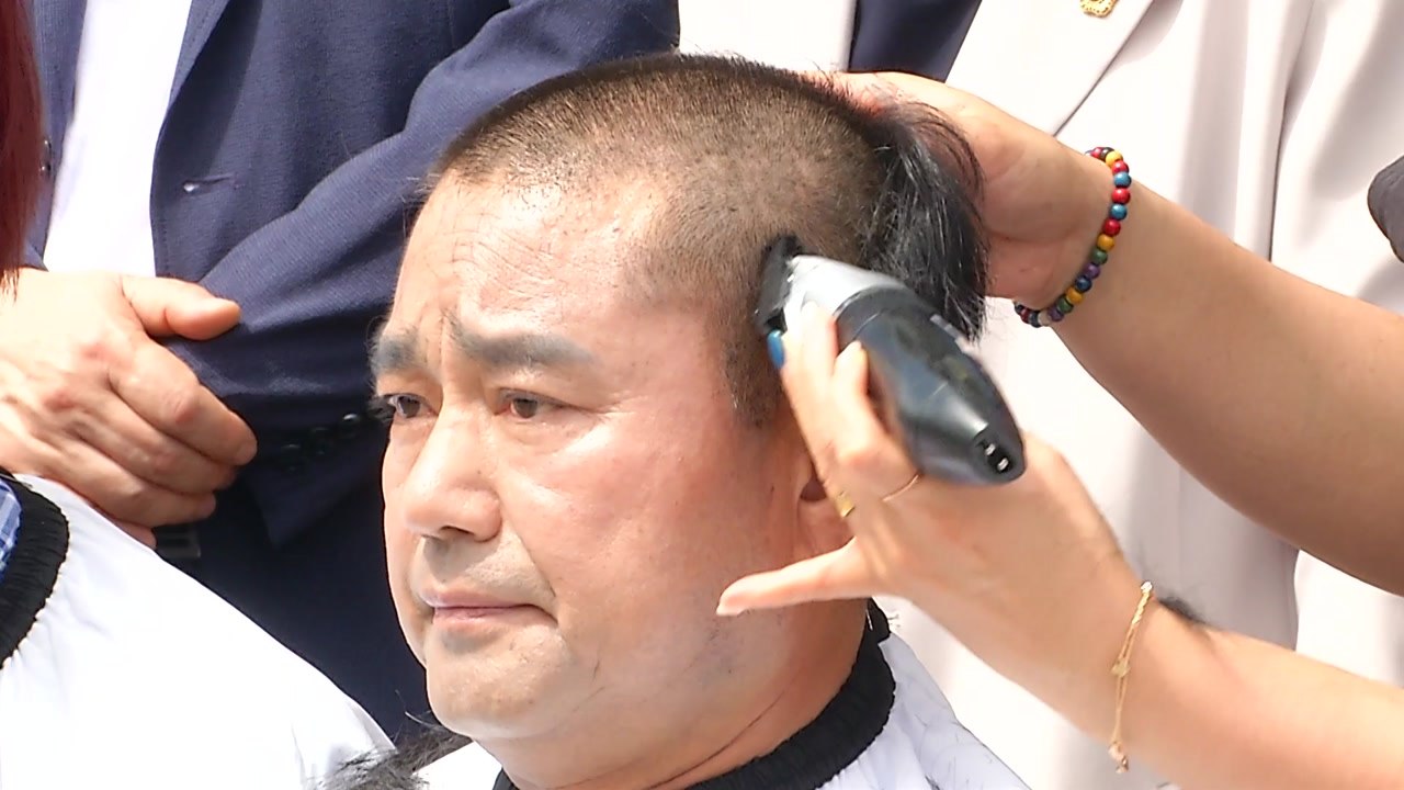 "새만금 SOC 예산 복원하라"...전북 정치인들 단체삭발 이어져 / YTN