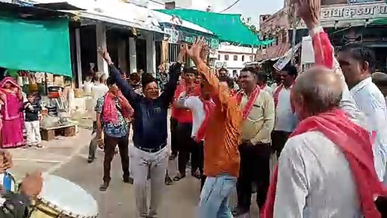 .बारिश की रिमझिम फूहारों के बीच रतनगढ से प्रारंभ हुई श्री चारभुजा नाथ गढबौर धाम तक पैदल यात्रा