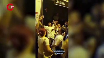 Ünlü Oyuncu Uraz Kaygılaroğlu Sokakta Şarkı Söyledi