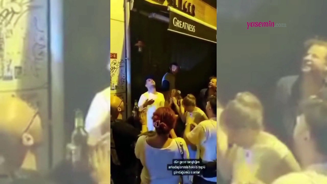 Sokakta şarkı söyleyen Uraz Kaygılaroğlu ve arkadaşlarının başına bir vatandaş su döktü