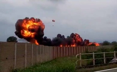 Vidéo : Un avion militaire perd le contrôle et s’écrase sur une voiture sur une route en Italie, une fillette de 5 ans est décédée