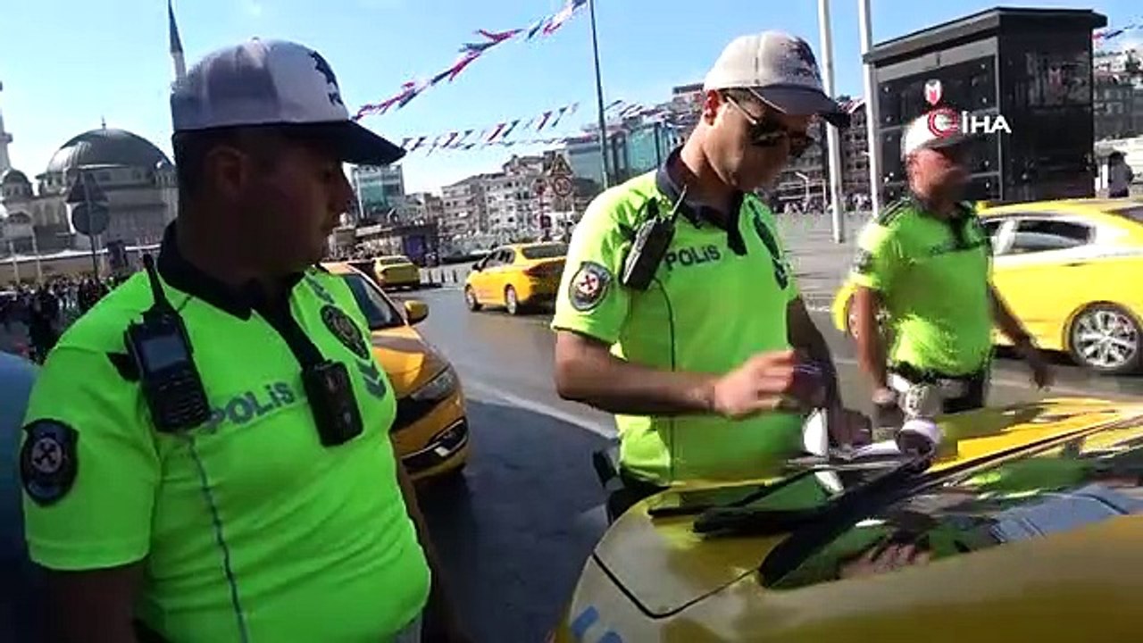 Taksim'de denetimde aracı bağlanan taksiciye ceza yazıldı