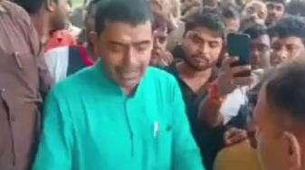 मुरैना:शोसल मिडिया पर अश्लील टिप्पणी को लेकर धाकड़ समाज ने घेरा थाना