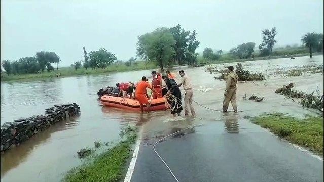 धरियावद क्षेत्र में टापू पर फंसे चार लोगों को किया रेस्क्यू