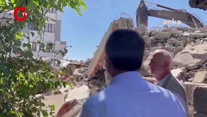 ADIYAMAN'DA AYRIŞTIRMA ÇALIŞMASI SIRASINDA EVİ HASAR ALAN YURTTAŞ: "DEPREMİN YIKAMADIĞI EVİMİ FİRMA BAŞIMA YIKTI"